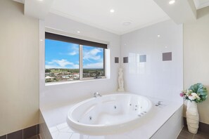 Suite Premium, bañera de hidromasaje | 1 dormitorio, minibar, escritorio y tabla de planchar con plancha