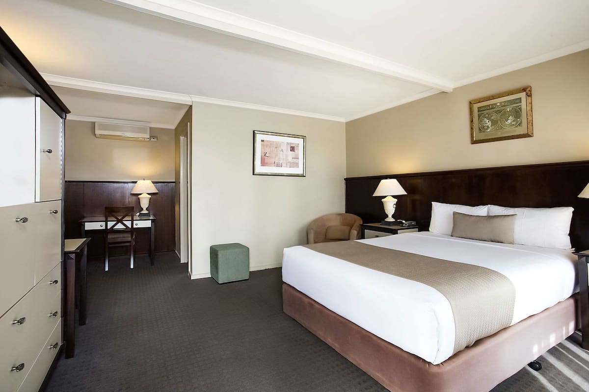 Executive Queen Room | Minibar, desk, iron/ironing board, free WiFi