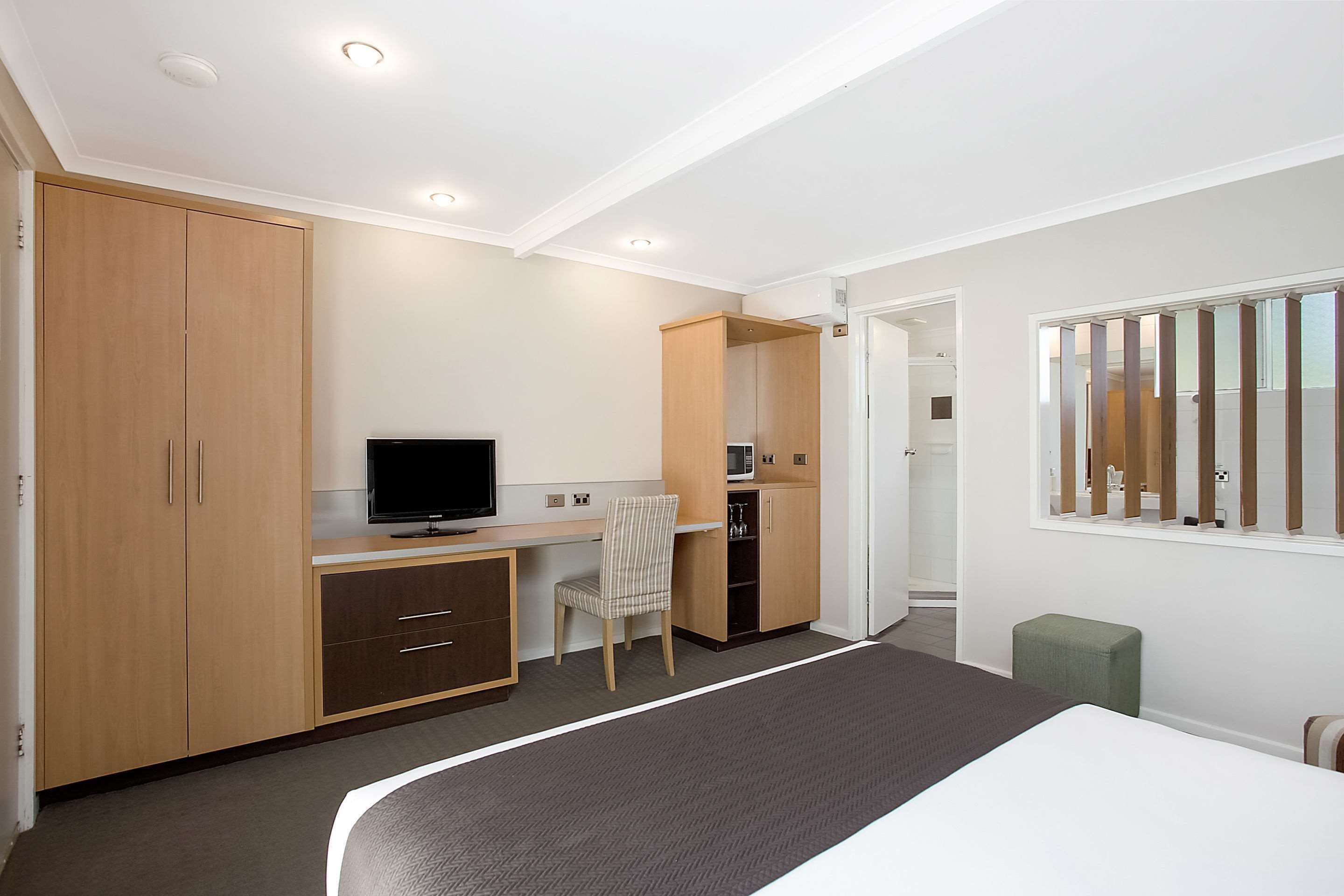 行政客房, 1 张大床, 按摩浴缸 | 迷你吧、办公桌、熨斗/熨衣板、免费 WiFi