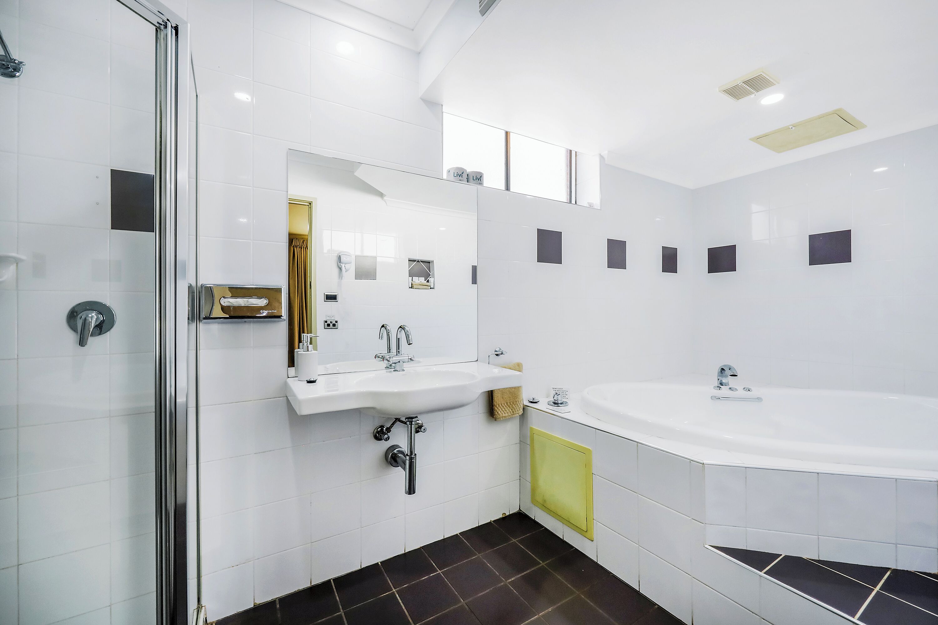 Executive Queen Spa Room | Bathroom | Shower, free toiletries, hair dryer, towels