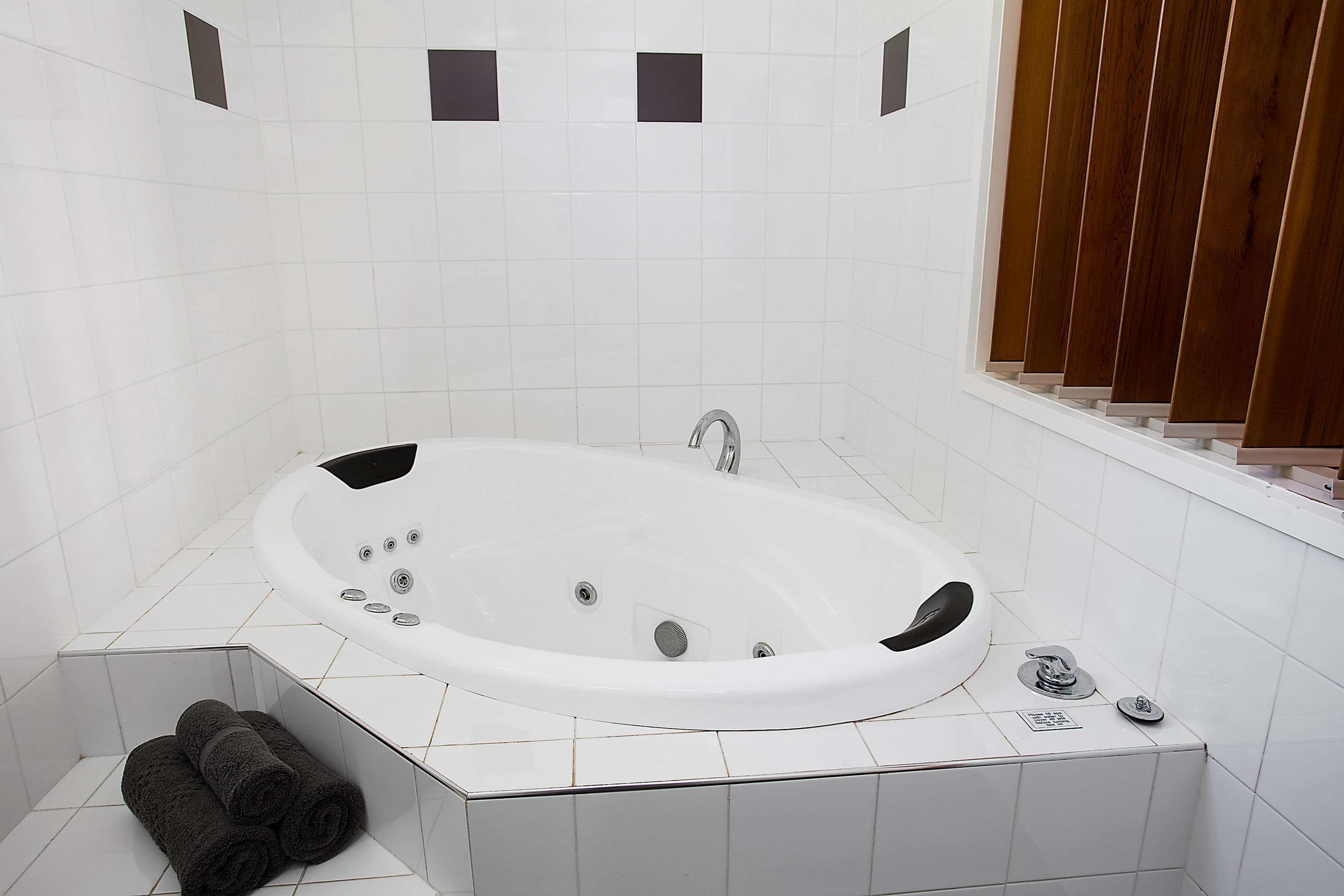 executive queen spa room | minibar, desk, iron/ironing board, free wifi