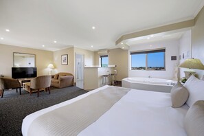 Suite Premium, bañera de hidromasaje | 1 dormitorio, minibar, escritorio y tabla de planchar con plancha