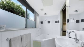 Three Bedroom Spa Suite (2 Queen & 2 Single Beds) | Bathroom