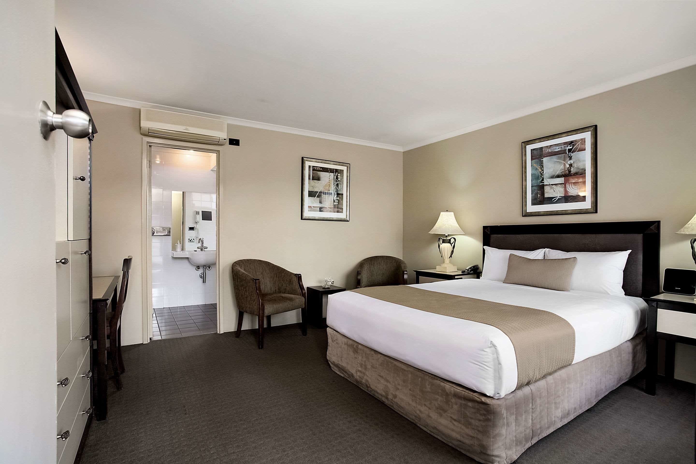 executive queen spa room | minibar, desk, iron/ironing board, free wifi