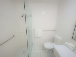 Ducha, artículos de tocador gratuitos, secador de pelo, toallas