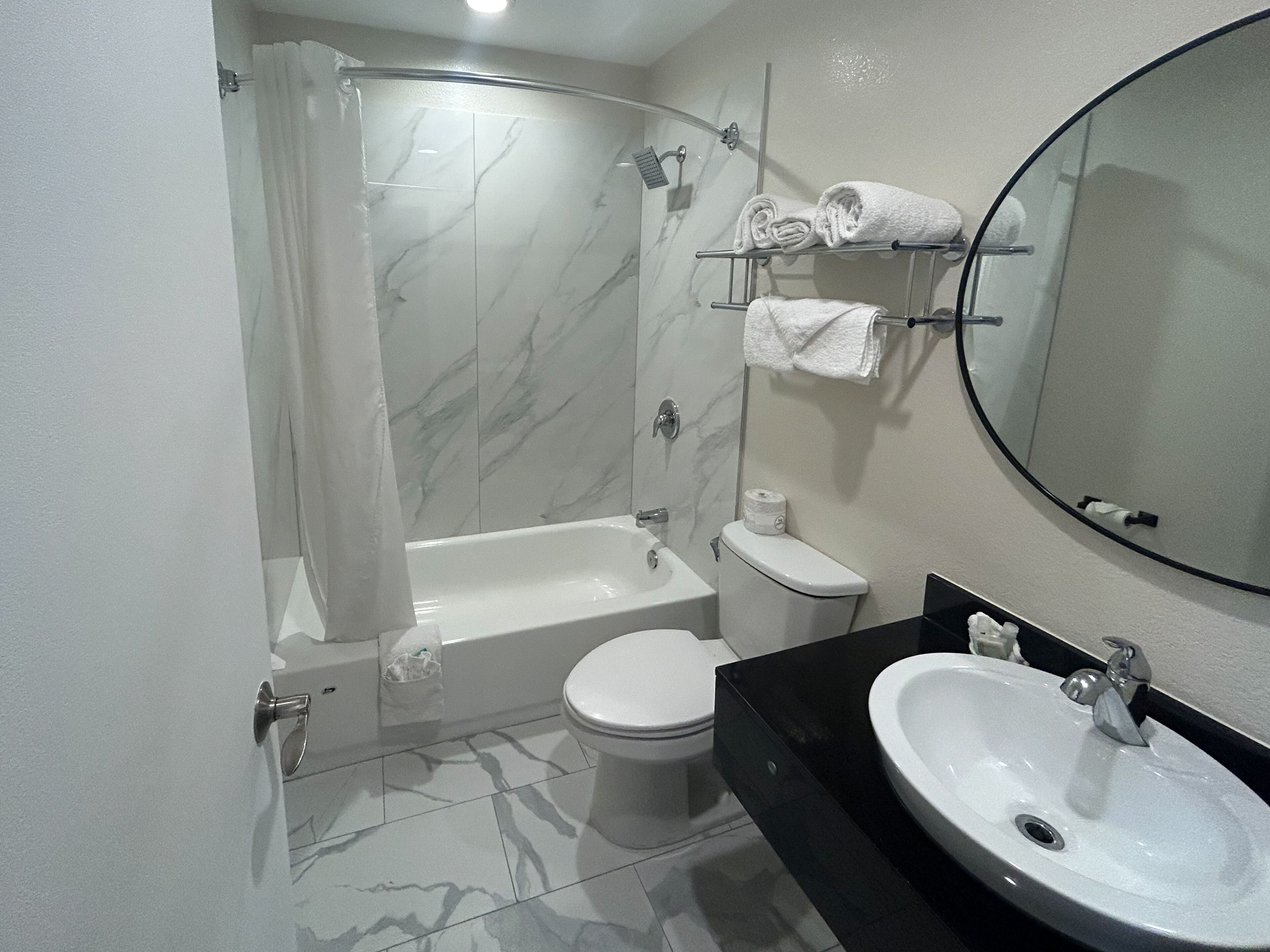 Secadora de cabello, toallas, jabón, papel de baño 