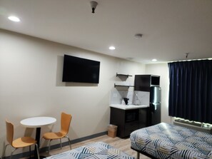 Espacio para trabajar con laptop y cortinas blackout 