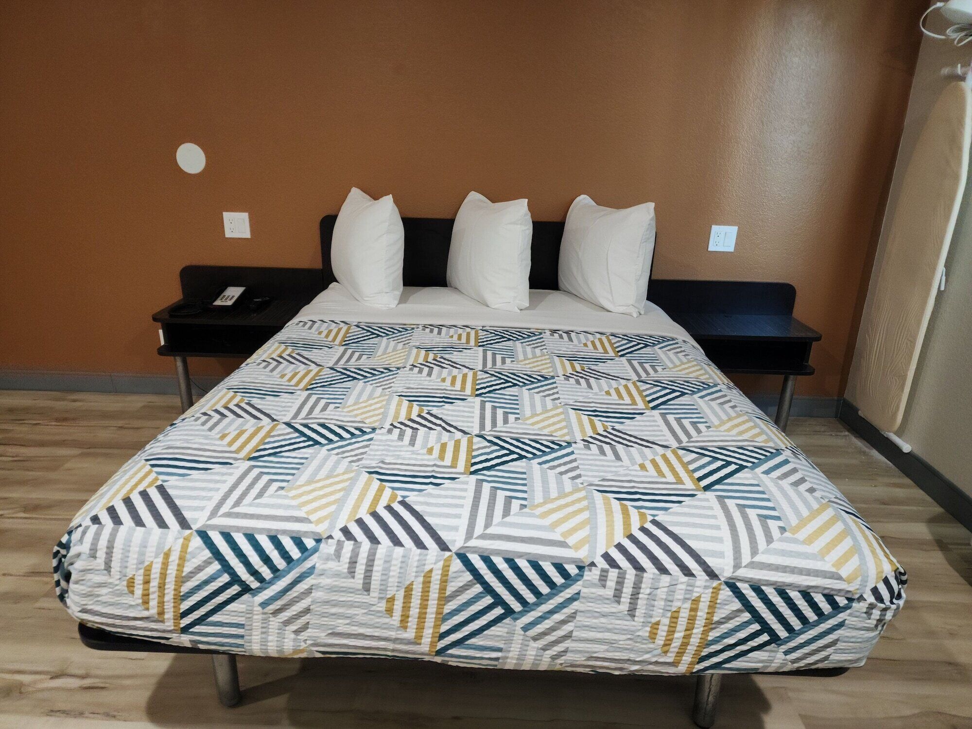 Laptop workspace, blackout curtains, iron/ironing board, free WiFi