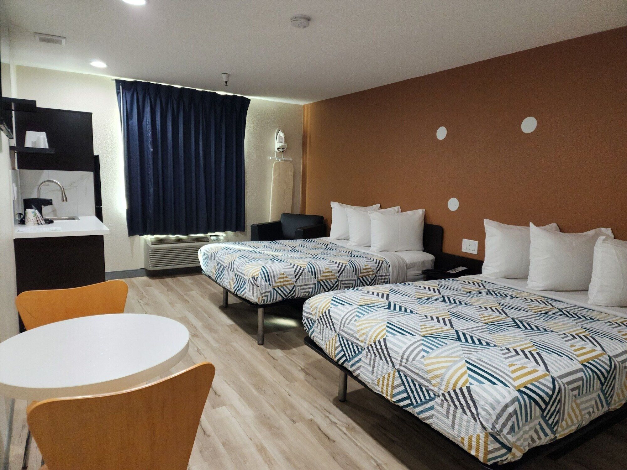 Skrivebord for bærbar PC, blendingsgardiner og strykejern/-brett