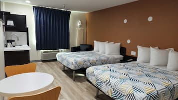 Skrivebord for bærbar PC, blendingsgardiner og strykejern/-brett