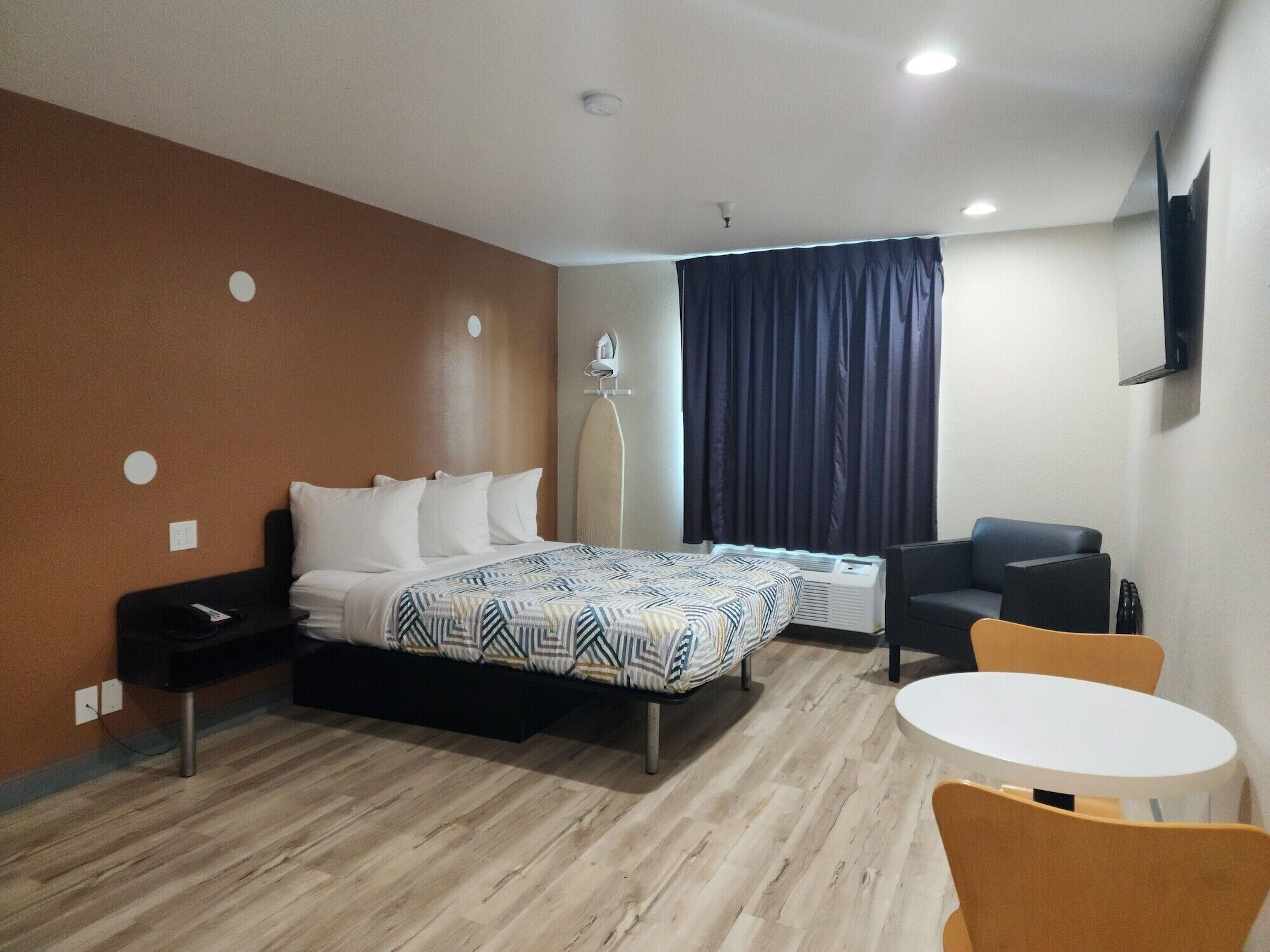 Laptop workspace, blackout curtains, iron/ironing board, free WiFi