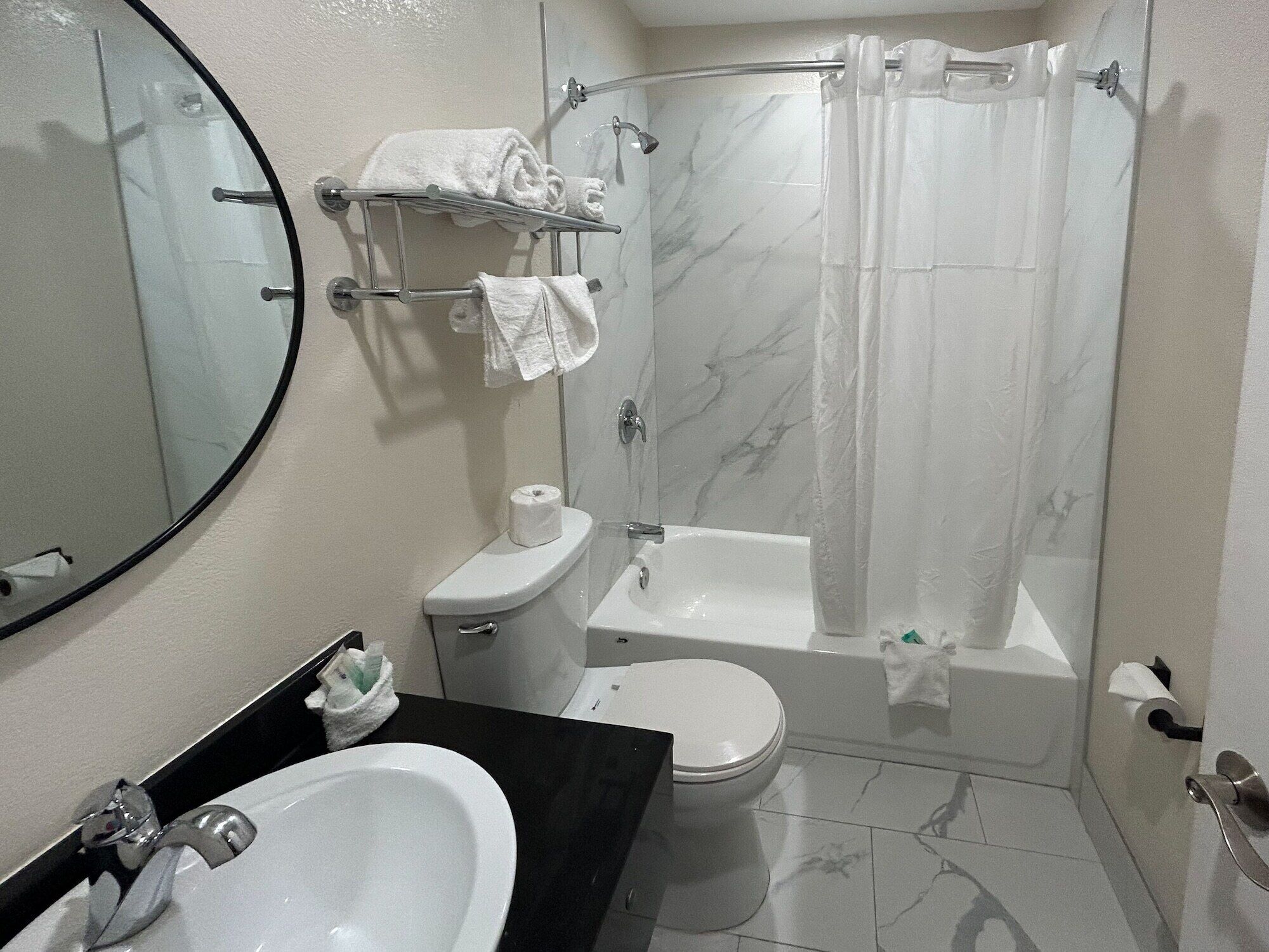 Un baño con inodoro, lavabo y bañera.