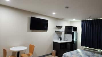 Espacio para trabajar con laptop y cortinas blackout