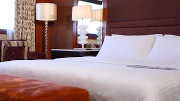 Deluxe Room | Minibar, in-room safe, desk, blackout drapes