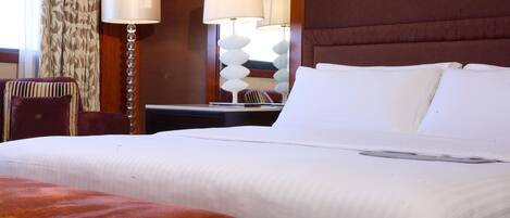 Habitación Deluxe | Minibar, caja de seguridad en la habitación y escritorio