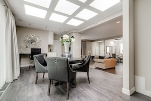 Penthouse, 2 Schlafzimmer (Katharine Hepburn) | Essbereich im Zimmer
