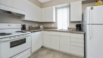 Full-size fridge, microwave, oven, stovetop