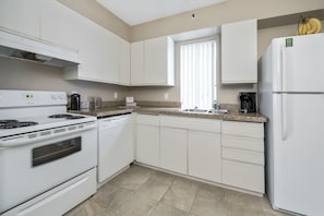 Großer Kühlschrank, Mikrowelle, Ofen, Herdplatte
