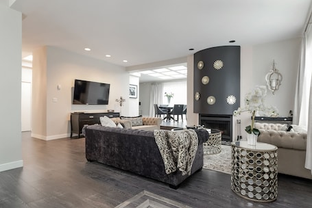 Penthouse, 2 Bedrooms (Katharine Hepburn) | Living area | TV