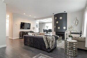 顶层房, 2 间卧室 (Katharine Hepburn) | 起居区 | 电视