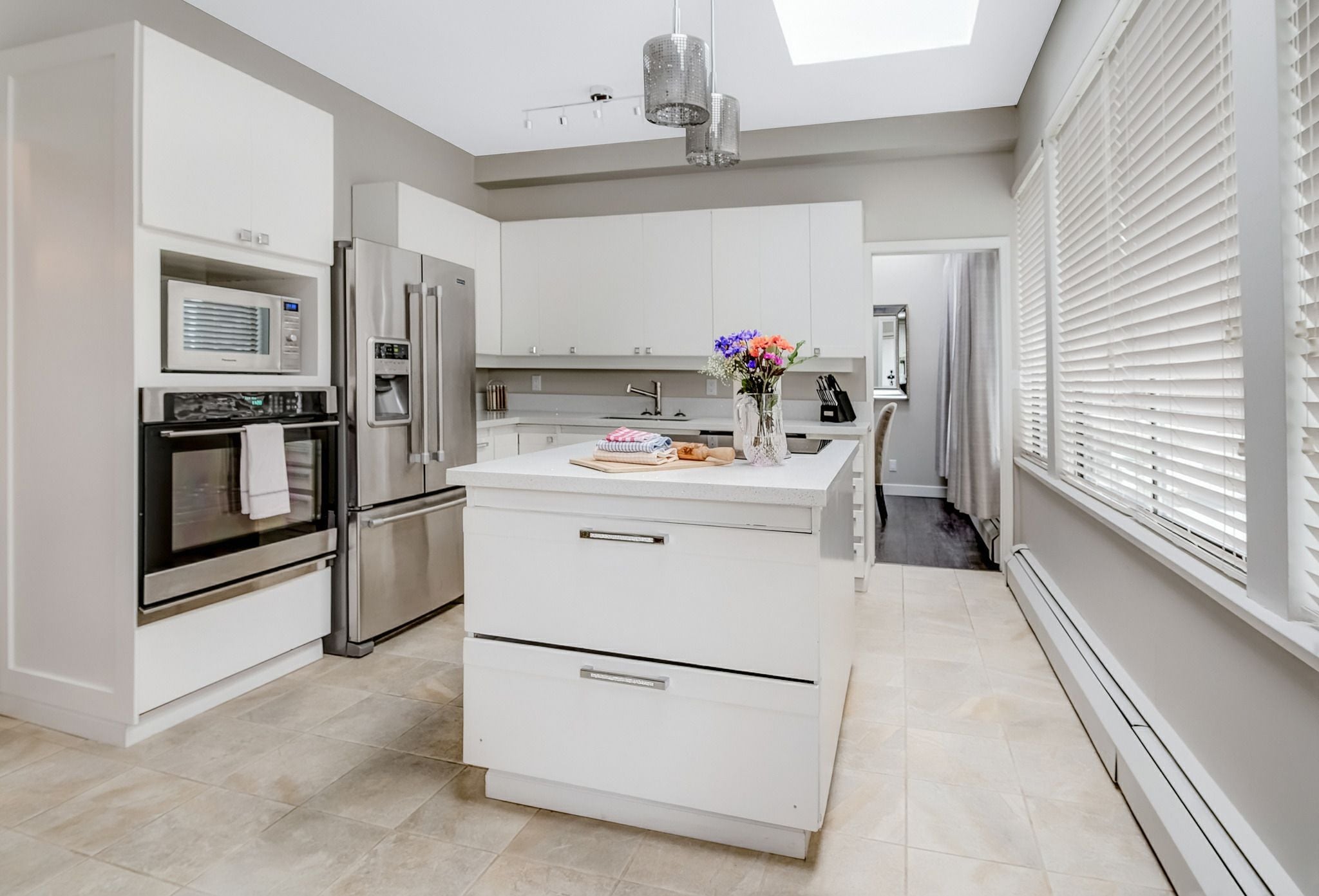 Lemari es besar, microwave, oven, dan kompor