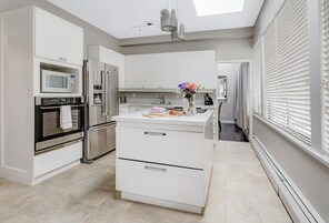 大冰箱、微波炉、烤箱、炉灶