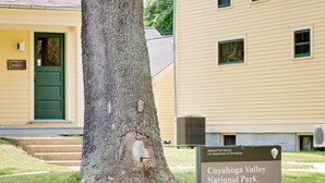 A building with a green door and a sign for Cuyahoga Valley National Park. - Knights Inn Macedonia (Macedonia)