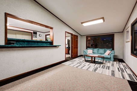 Lobby. Knights Inn Macedonia