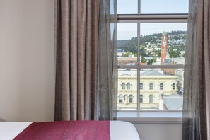 Executive King Room | Premium bedding, minibar, in-room safe, individually decorated - Hotel Grand Chancellor Launceston (Launceston)
