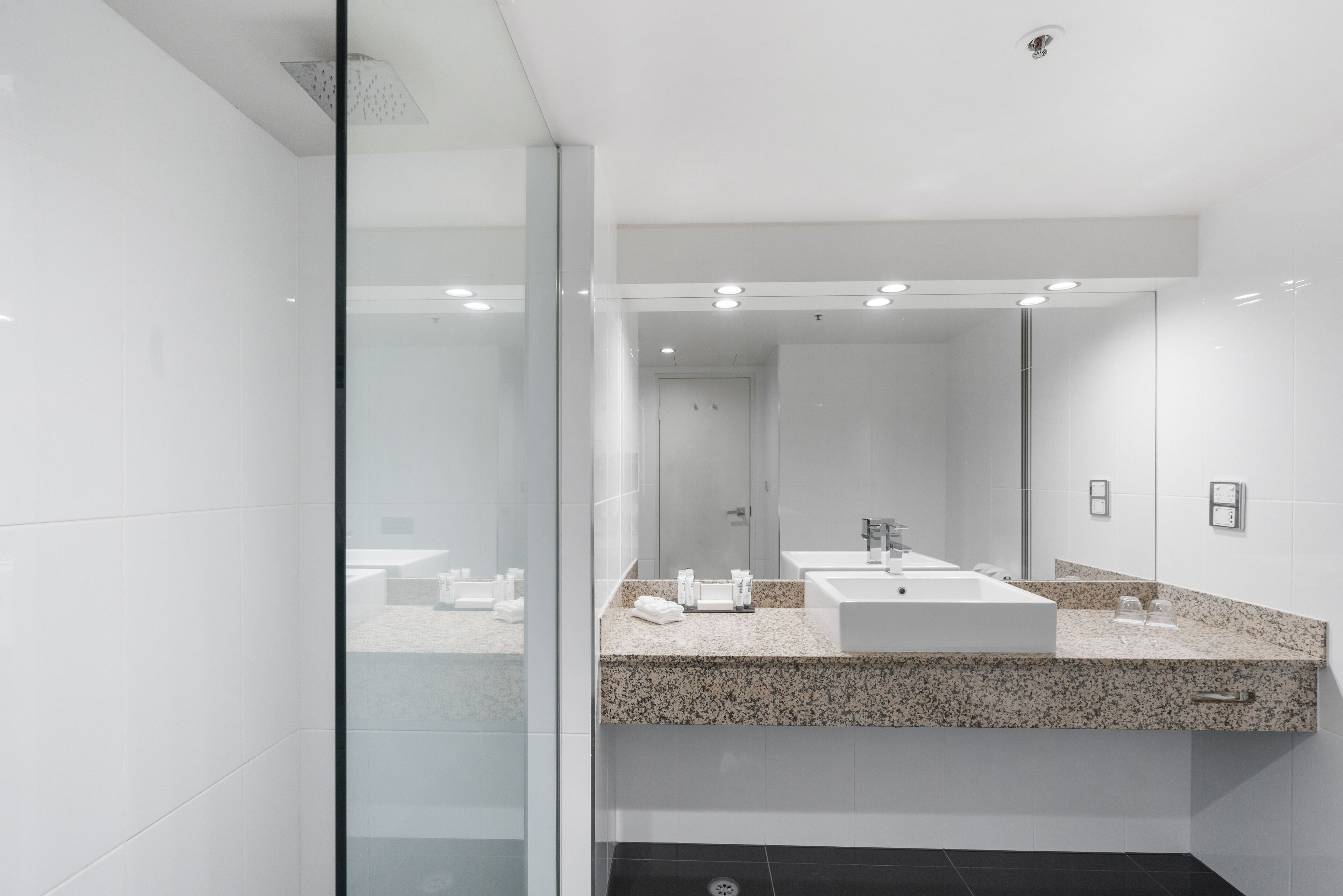 executive king room | bathroom | combined shower/bathtub, free toiletries, hair dryer, towels