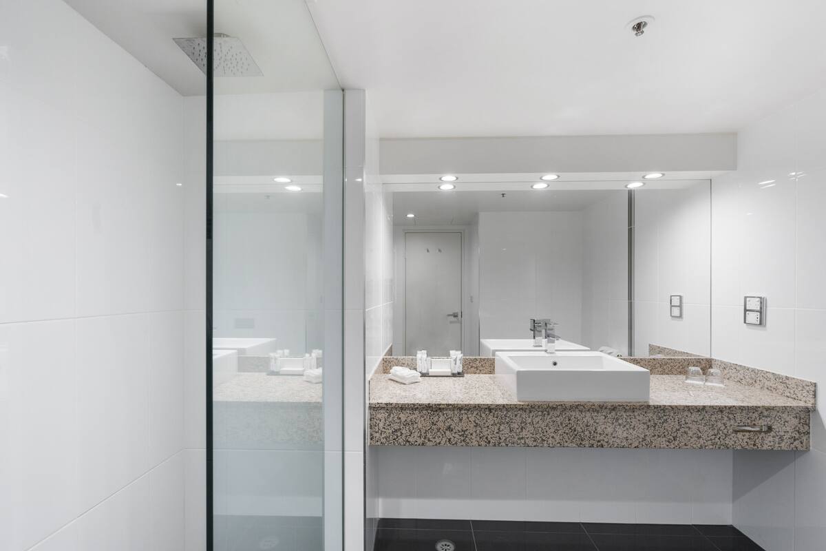 executive king room | bathroom | combined shower/bathtub, free toiletries, hair dryer, towels