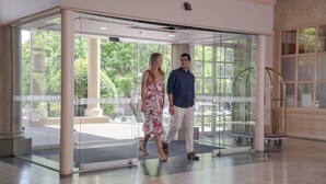A modern hotel entrance with glass doors, a clear view of the outdoors, and a wheelchair-accessible ramp. - Hotel Grand Chancellor Launceston (Launceston)