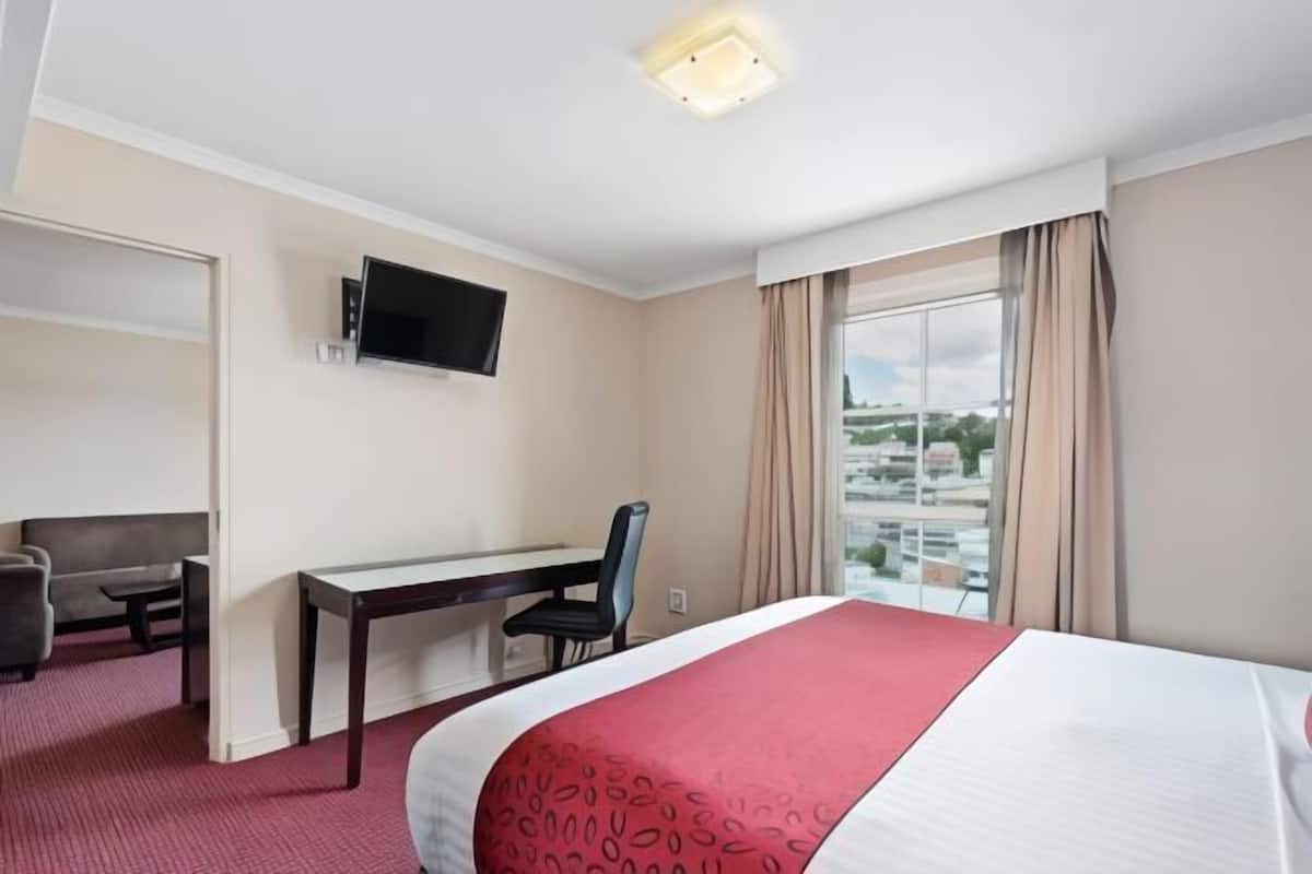 1 bedroom, premium bedding, minibar, in-room safe