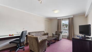 Suite, 1 soverom | Oppholdsområde | En 50-tommers LED-TV med digitale kanaler samt TV og Netflix