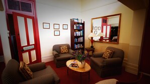 Living area - Cotswold Gardens (Armidale)
