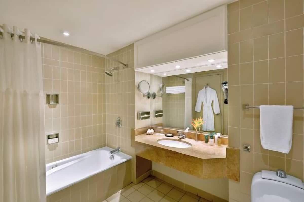 Combined shower/bathtub, deep-soaking bathtub, hydromassage showerhead