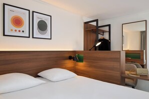 Escritorio, wifi gratis y ropa de cama