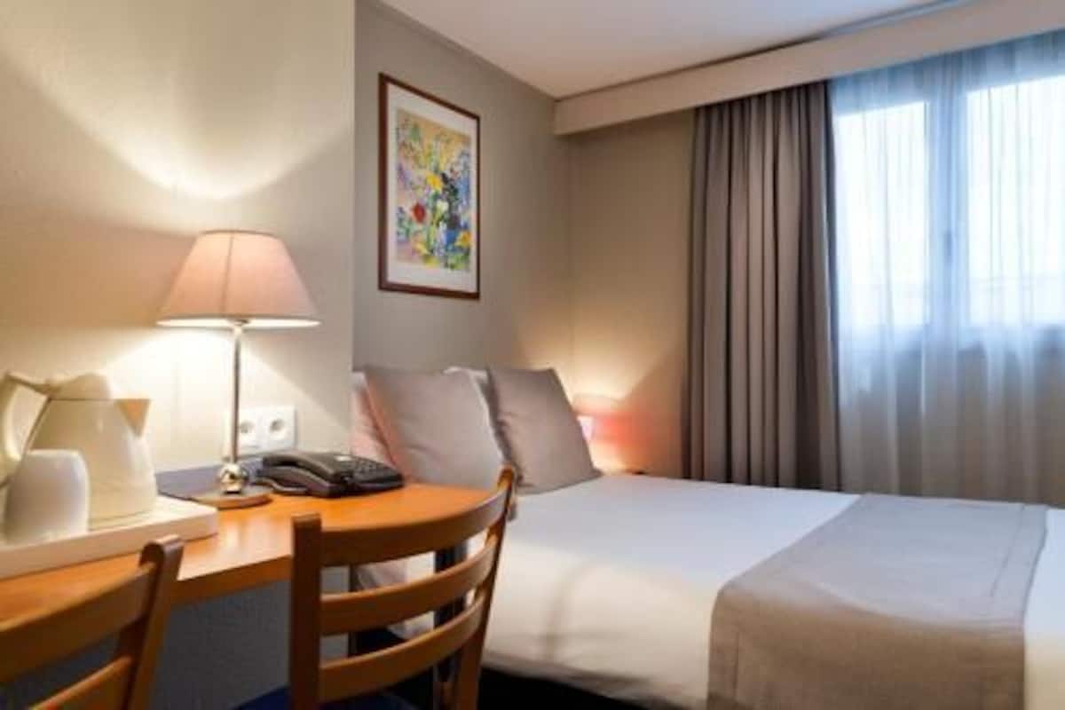 Desk, free WiFi, bed sheets