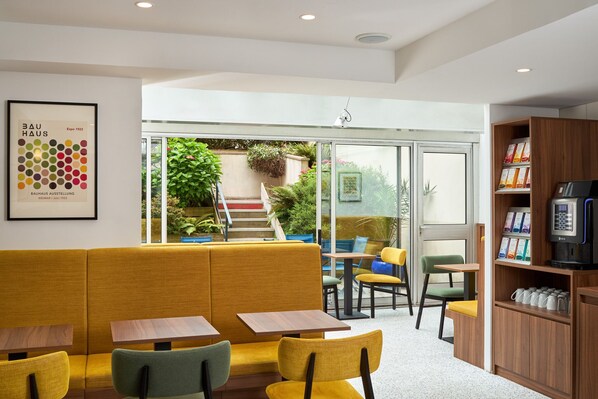 بوفيه فطور يوميًا بتكلفة قدرها (17 EUR للشخص)