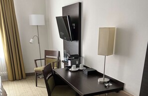 In-room safe, desk, blackout curtains, soundproofing - Best Western Hotel President (Bonn)