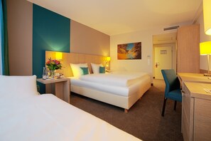 Zimmersafe, Schreibtisch, Verdunkelungsvorhänge, schallisolierte Zimmer