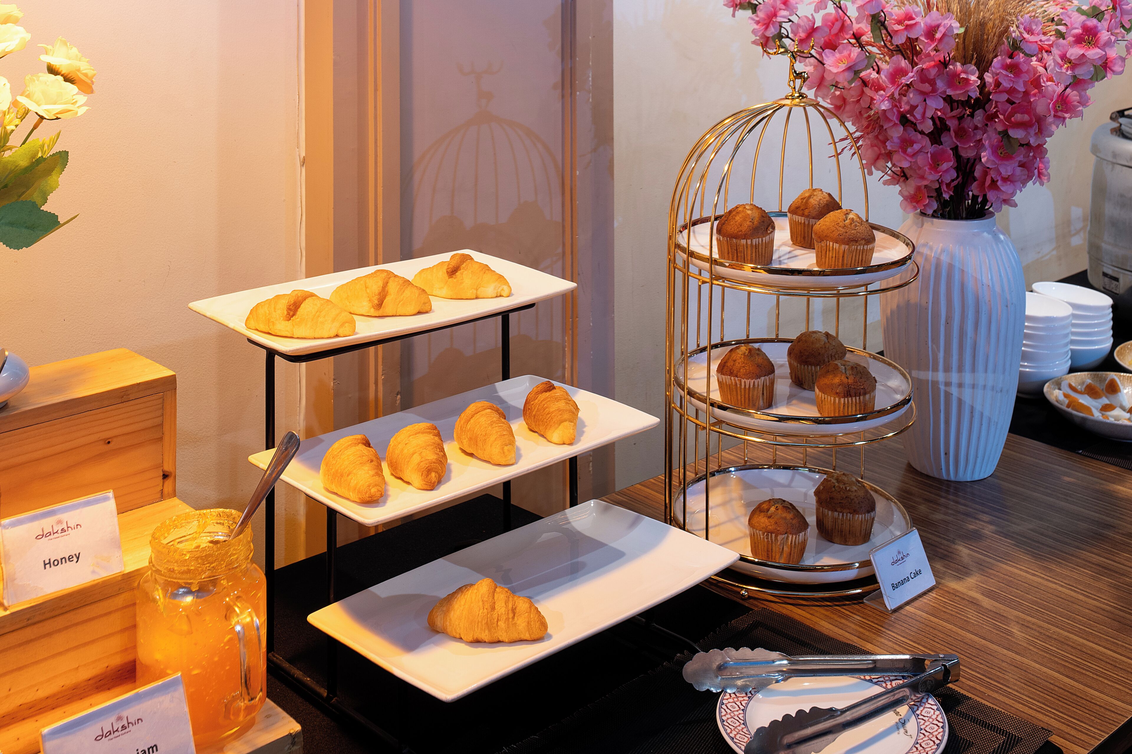 بوفيه فطور يوميًا بتكلفة قدرها (300 THB للشخص)