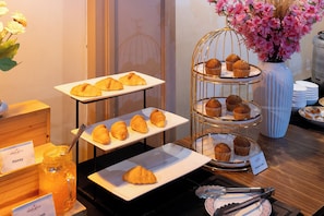 Bữa sáng buffet hàng ngày (300 THB/mỗi người)