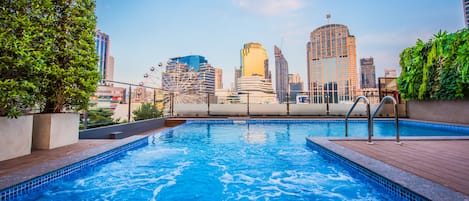 Una piscina al aire libre