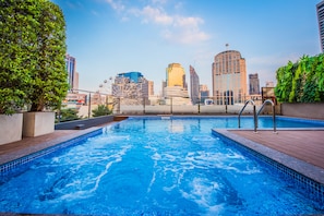 Hồ bơi ngoài trời