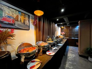 Café da manhã com buffet todos os dias (THB 300 por pessoa) 
