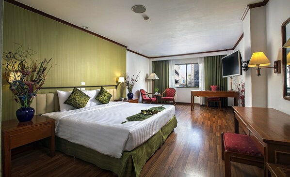 Deluxe Room, 1 King Bed | Minibar, in-room safe, desk, iron/ironing board