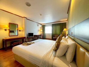 Deluxe Room, 1 King Bed | Minibar, in-room safe, desk, iron/ironing board - Arawana Regency Park Sukhumvit (Bangkok)