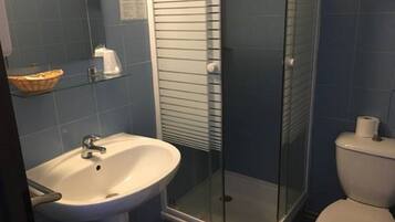Secador de cabelo, toalhas de banho