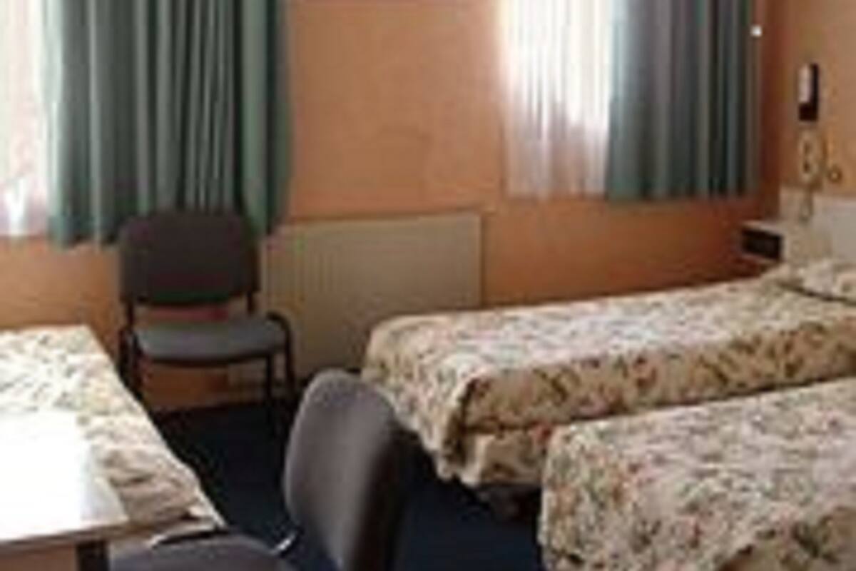 Een bureau, een strijkplank/strijkijzer, gratis wifi, beddengoed